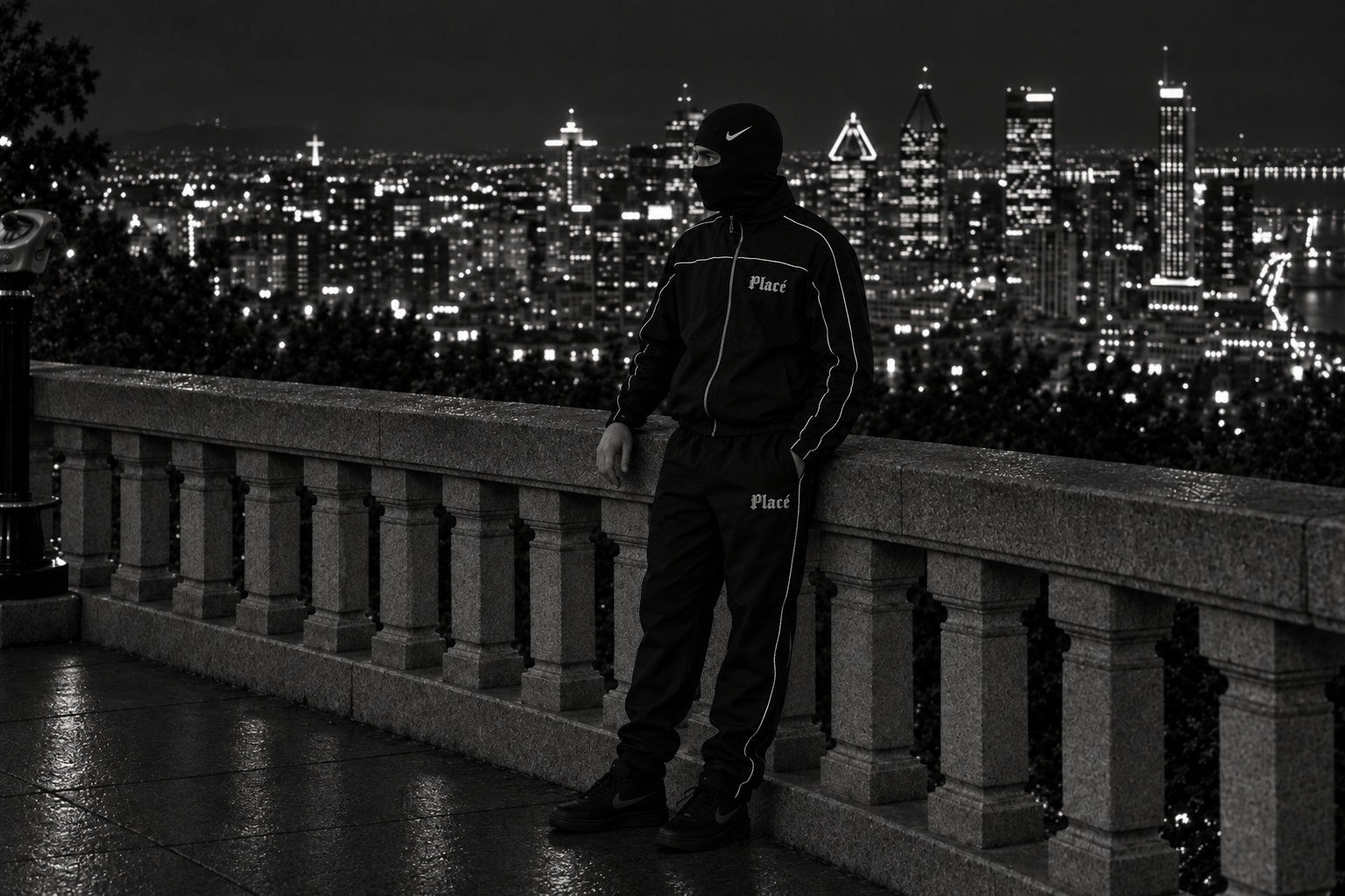 Modèle en tracksuit Placé au belvédère, devant les lumières de Montréal.